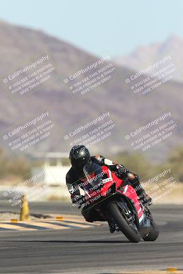 media/Oct-30-2025-Racers Edge (Thu) [[dabbdaf680]]/3-B Group/Session 2 (Turn 14)/